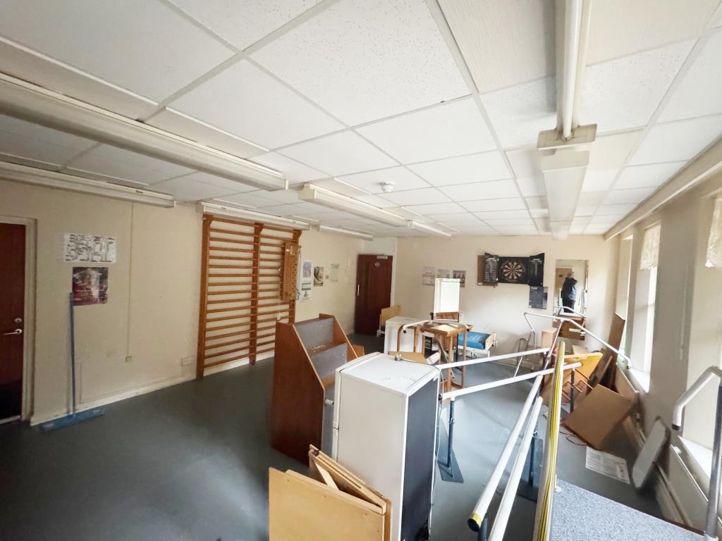 Lot: 64 - SUBSTANTIAL PREMISES WITH CAR PARK AND POTENTIAL ON ONE ACRE PLOT - Exercise room